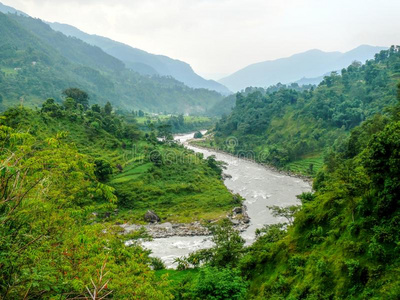 采用尼泊尔一桥穿过指已提到的人河全神贯注的尼泊尔山区的一条河流