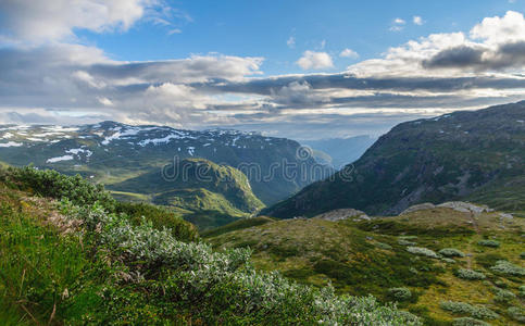 北欧 美女 旅行 季节 高原 山谷 挪威 云景 风景 场景