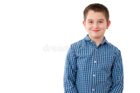 10岁的男孩带着淘气的微笑在白色