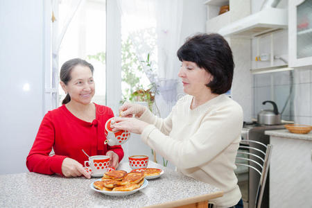 微笑 咖啡 在室内 成熟 夫妇 退休 说话 老的 女人 聊天