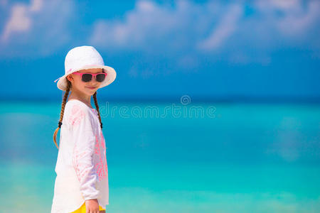 夏天海滩上可爱的小女孩
