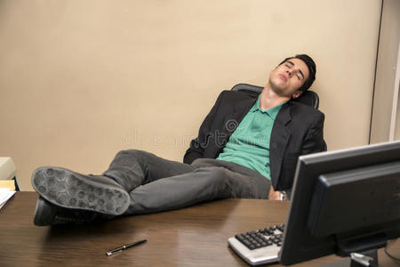 商业 桌子 男人 公司 睡觉 书桌 在室内 电话 工作场所