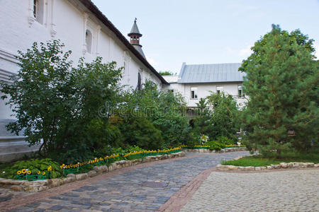 夏天一座古老修道院的庭院