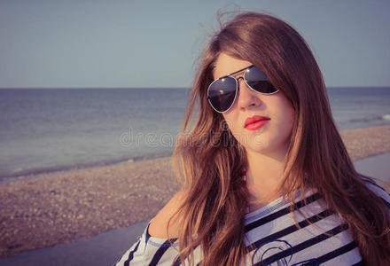 海滩 轻盈 漂亮的 化妆 反射率 美丽的 女孩 头发 长的