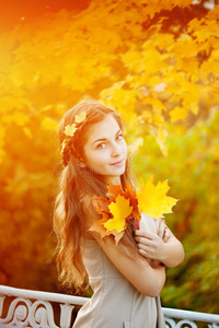 秋天的女人。秋园美丽少女