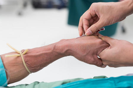 开放性静脉输液照片