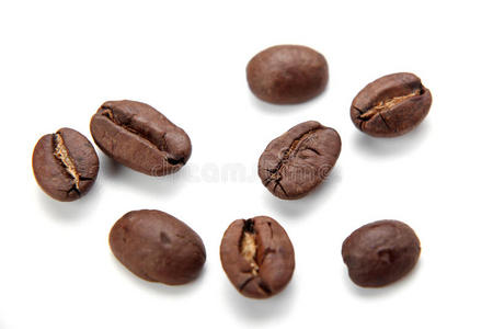 特写咖啡豆分离在白色