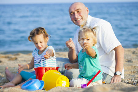 孩子们和爸爸在沙滩上