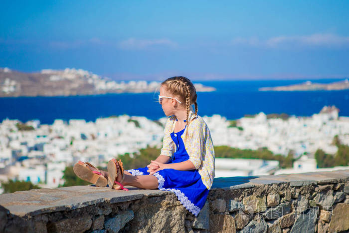 可爱的小女孩背景麦克诺斯岛镇在欧洲