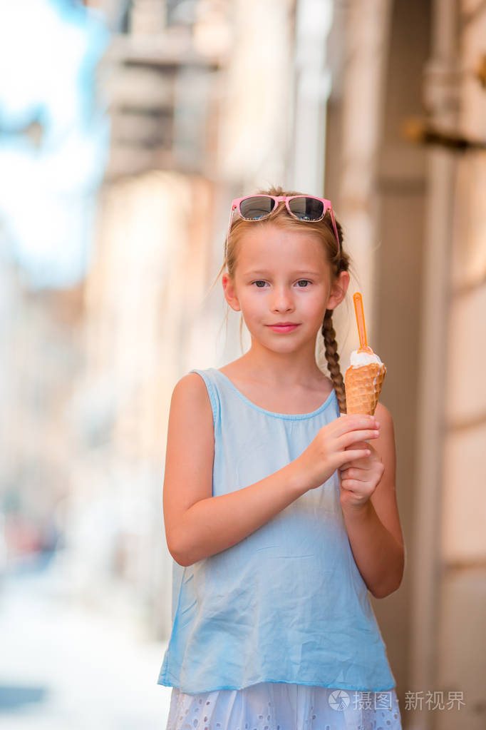 可爱的孩子,享受真正的意大利冰淇淋附近 gelateria 在罗马