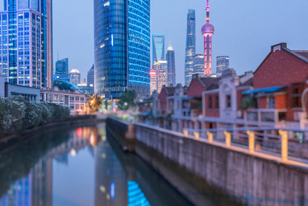 在晚上上海陆家嘴金融区图片