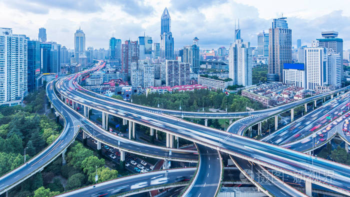 上海公路带有背景的摩天大楼的高角度视图