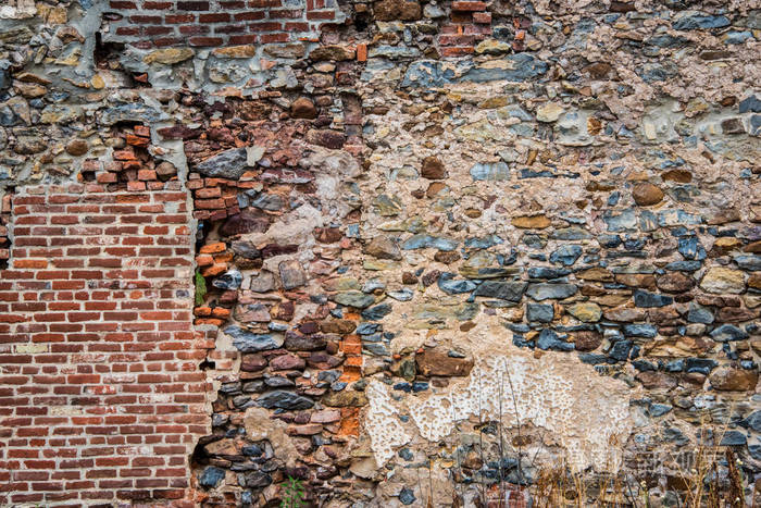 旧的破旧的石墙与部分砖瓦