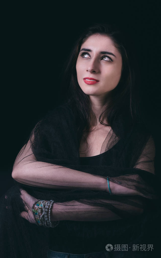 在低调中美丽的女人肖像照片-正版商用图片1r4i1h-摄图新视界