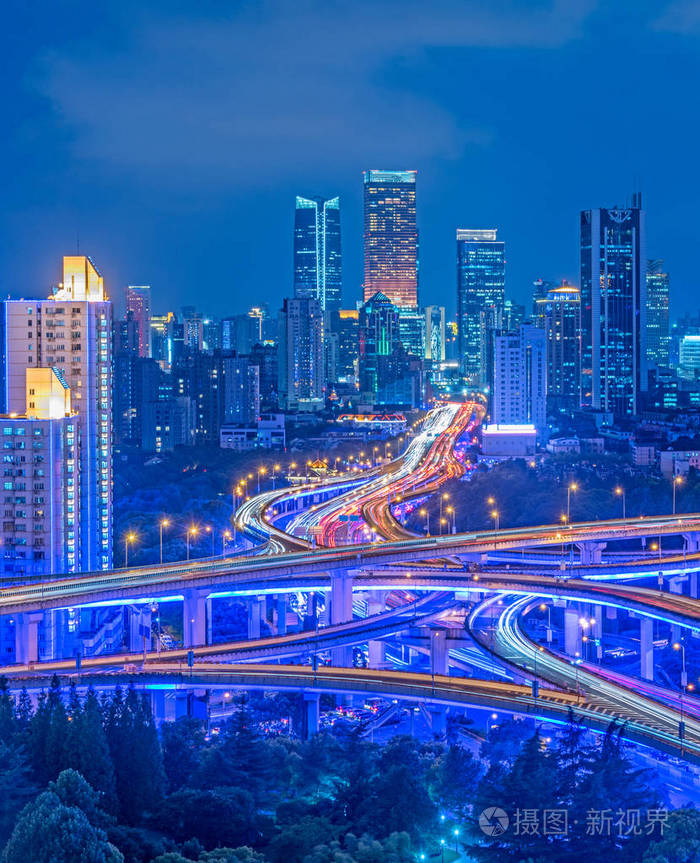 在中国的城市在晚上繁忙的高速公路交通灯步道