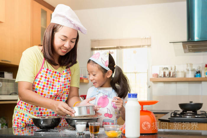 亚洲家庭喜欢在厨房里做煎饼