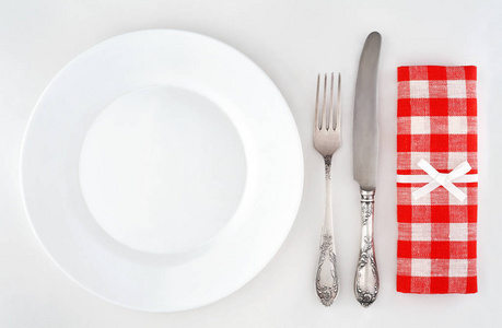 餐具和红色格仔餐巾空板图片