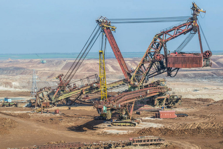 大矿山, 开发矿产资源,挖掘机挖掘,在乌克兰冶金照片