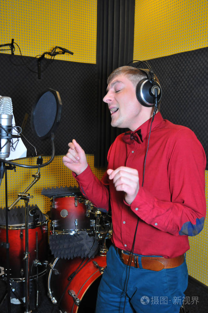 在录音室里录制歌曲的歌手