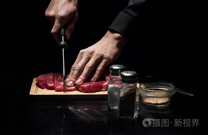 在切肉的厨师手的特写