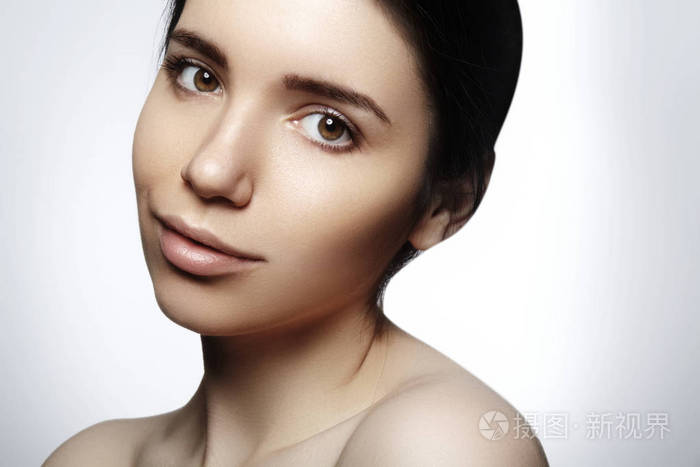 美丽的年轻女子,与完美干净光泽的皮肤,自然时尚化妆.