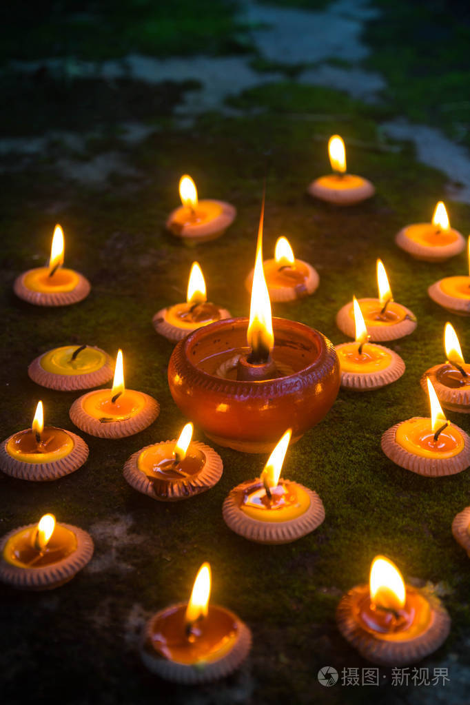 在黑暗中的烛光