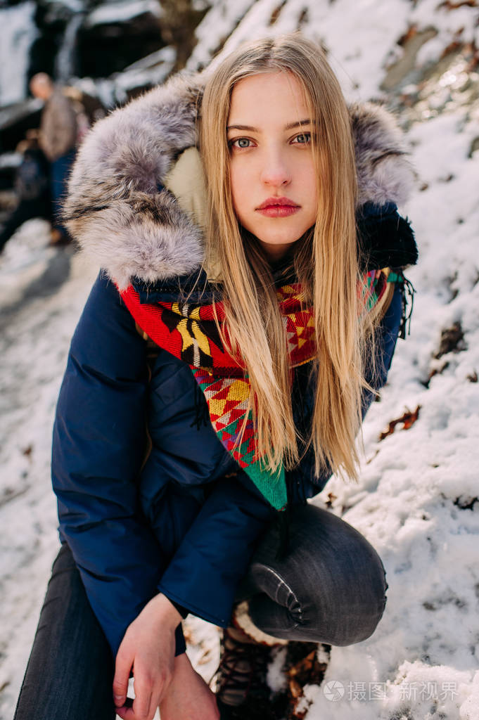 在冬天森林里的女人