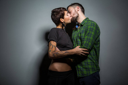 美丽的夫妇拥抱和蛋白背景上笑.快乐, 爱和幸福的概念照片