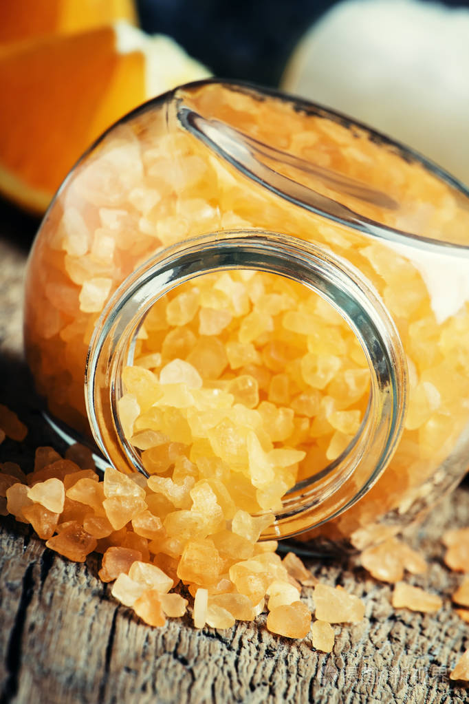 橙色浴盐在玻璃罐