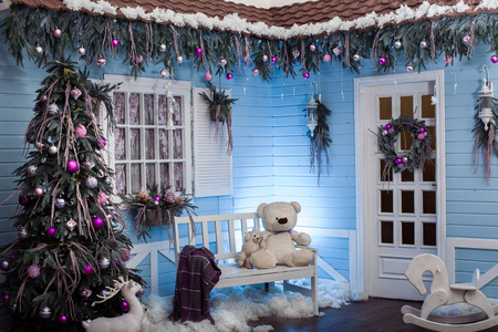 冬天外部的乡间别墅和圣诞装饰图片