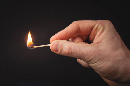 点亮的火柴图片