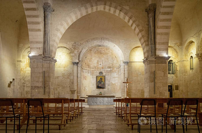 老中世纪的罗马教堂的内部柔和的光