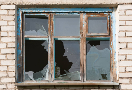 砖瓦纹理在砖瓦房的破的窗户照片