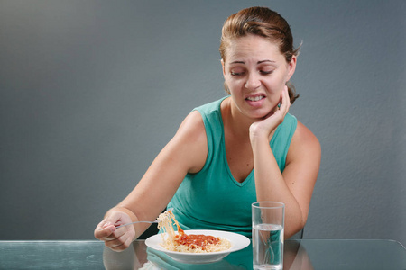 在这顿饭没有胃口的女人的肖像.概念照片