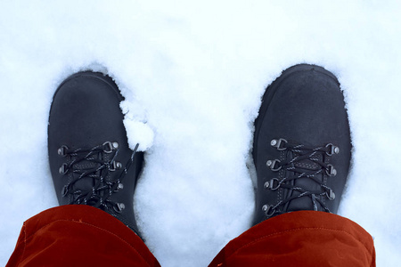 在冬鞋穿鞋的脚图片