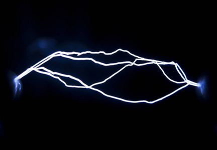 人为地创造火花放电照片