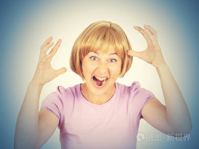 年轻女人尖叫声在恐怖脸肖像