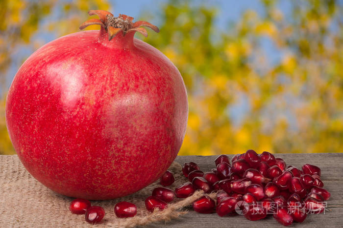 一个石榴花园背景模糊与旧木板上
