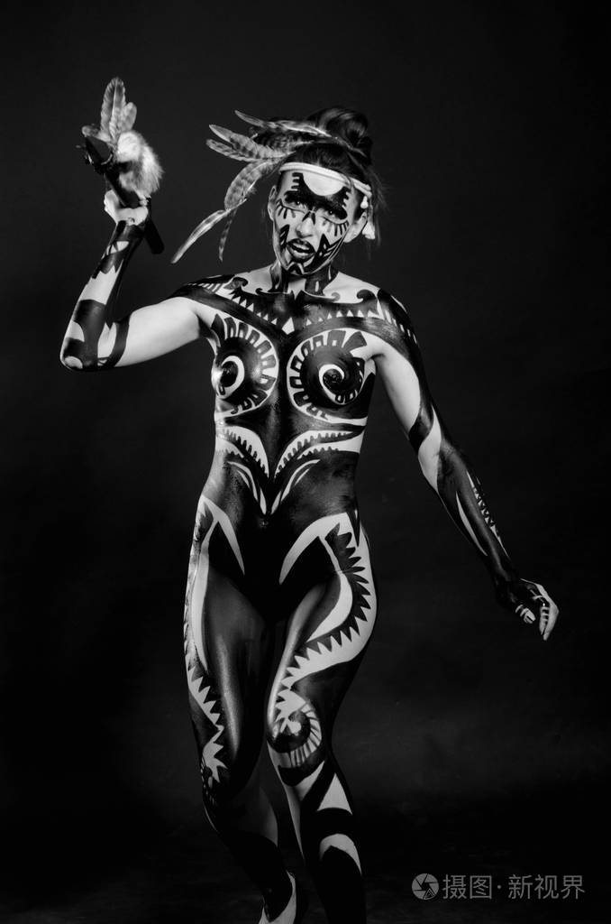 女孩在黑色背景上的战士女性形象中涂上了黑色的油漆