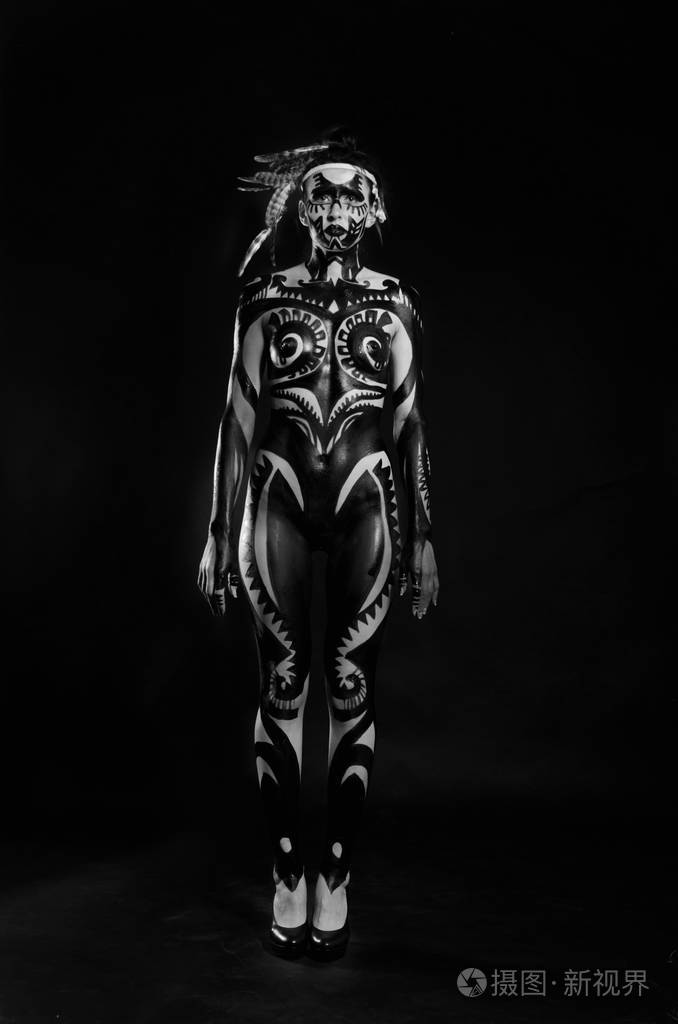 女孩在黑色背景上的战士女性形象中涂上了黑色的油漆