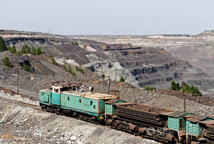 在铁矿露天煤矿正在加载铁火车或