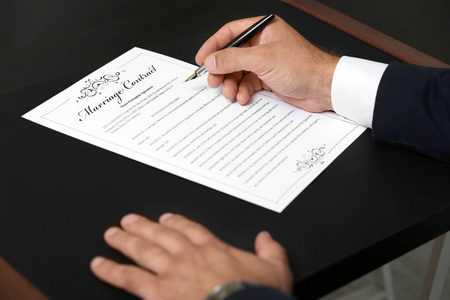 婚姻承诺人签署婚姻合同照片