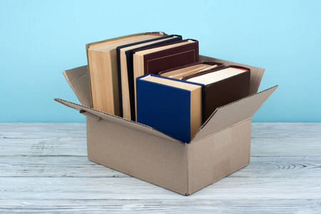 一堆盒子卡通盒子里一堆五颜六色的书照片