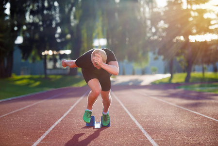 短跑运动员在跑道上留下起跑照片