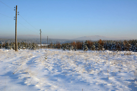 电线在冬天领域图片