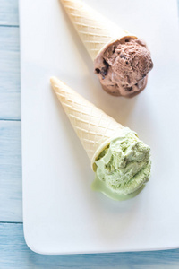 雪糕的背景两勺香草草莓冰淇淋与新鲜草莓和薄荷分离的白色背景芒果