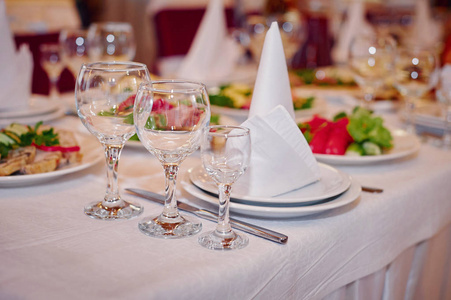 漂亮的餐桌上设置的中餐厅婚宴图片