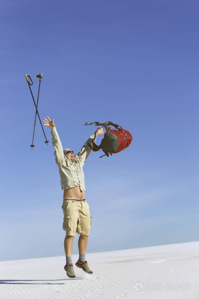 在沙漠上白色的沙丘上的旅程