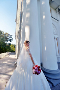 婚纱与捧花的新娘图片