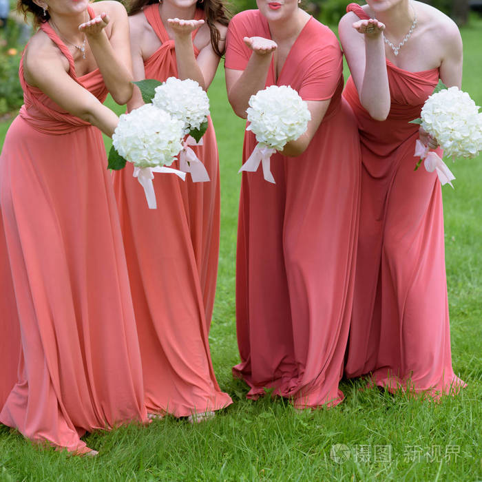 与自然花束的伴娘